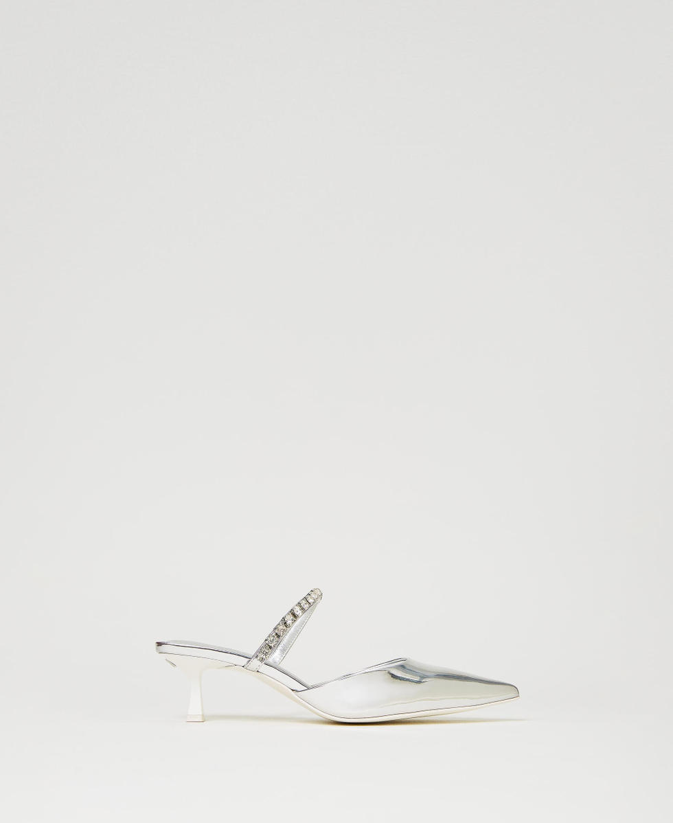 Mules mit laminierten Allover-Strassriemen