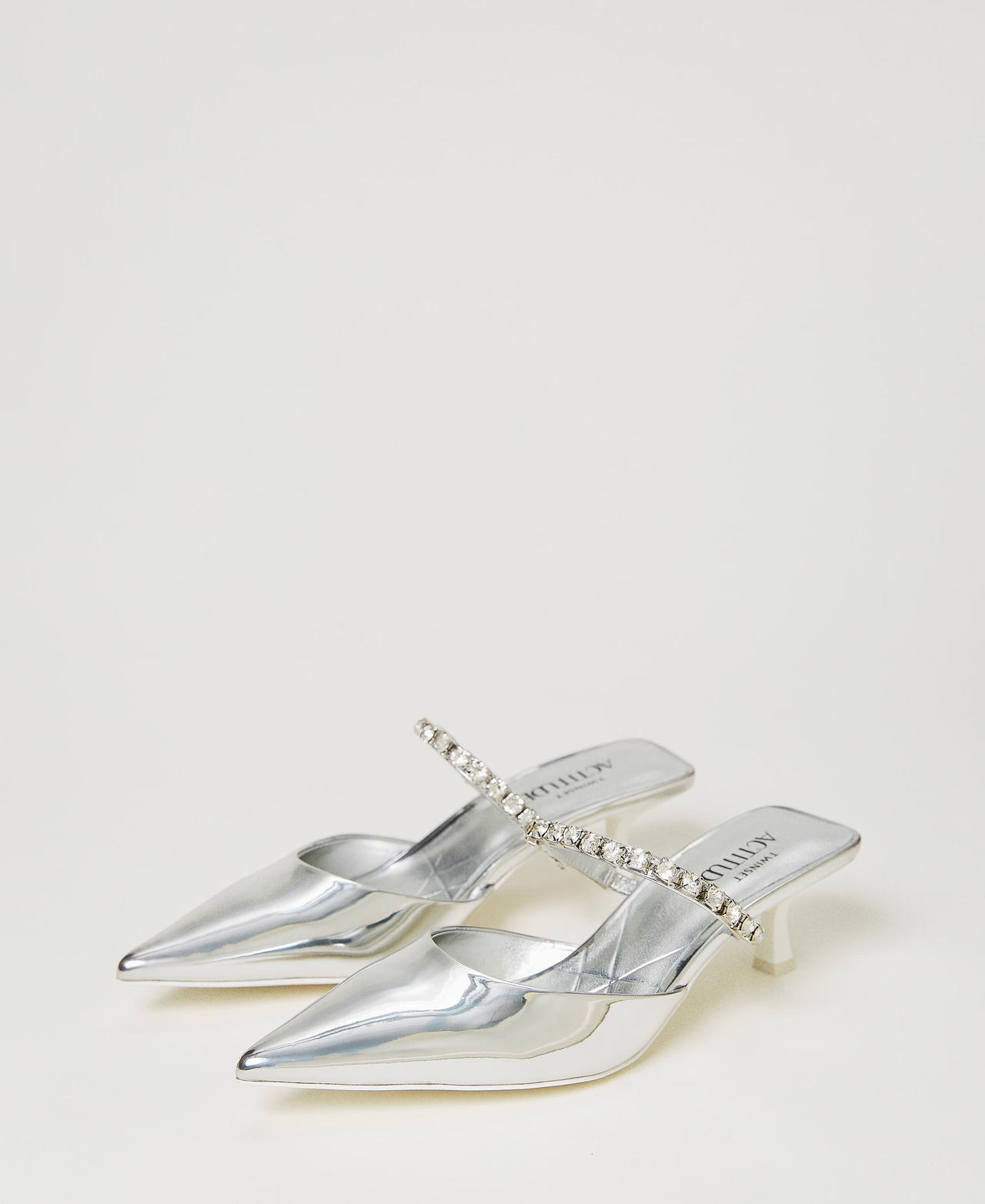 Mules lamées avec bride entièrement ornée de strass