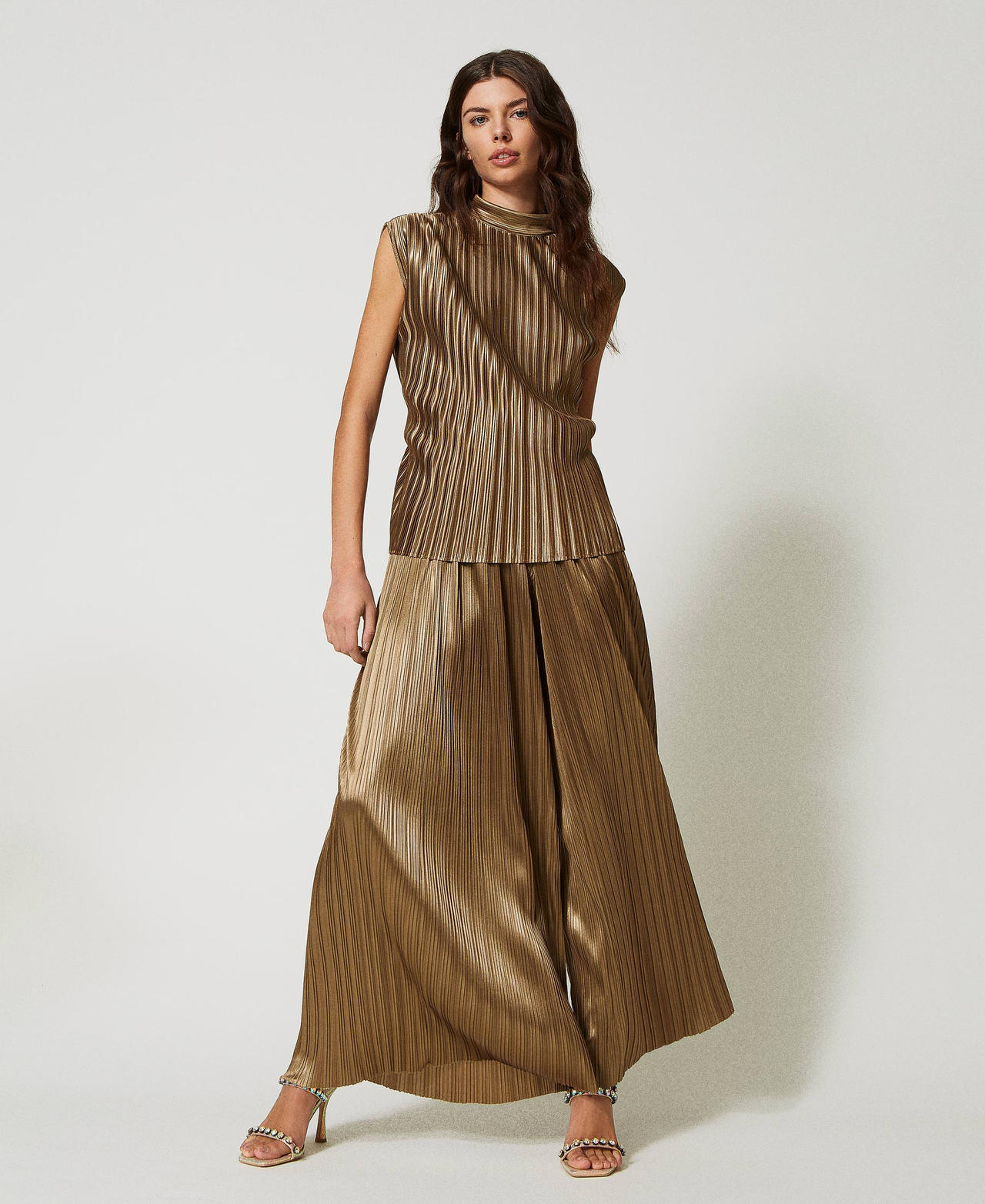 Laminated pleated trousers