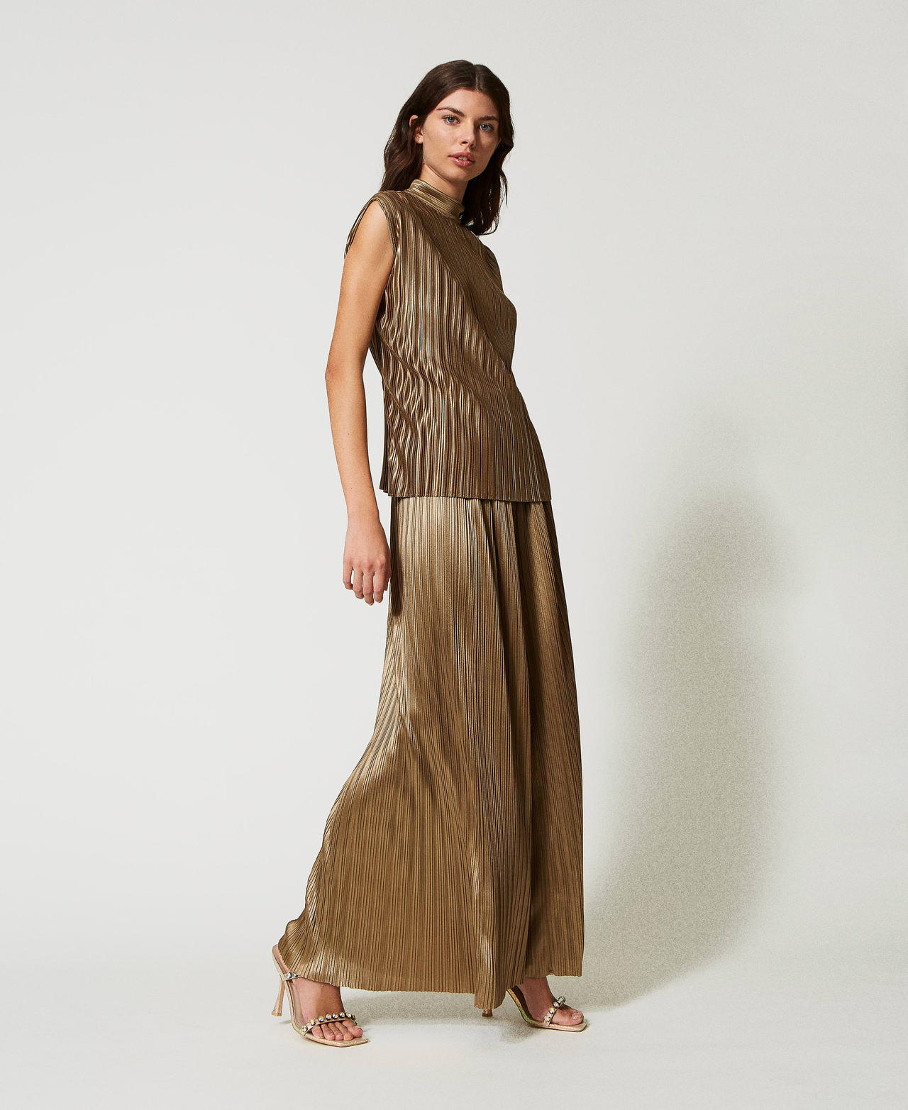 Laminated pleated trousers