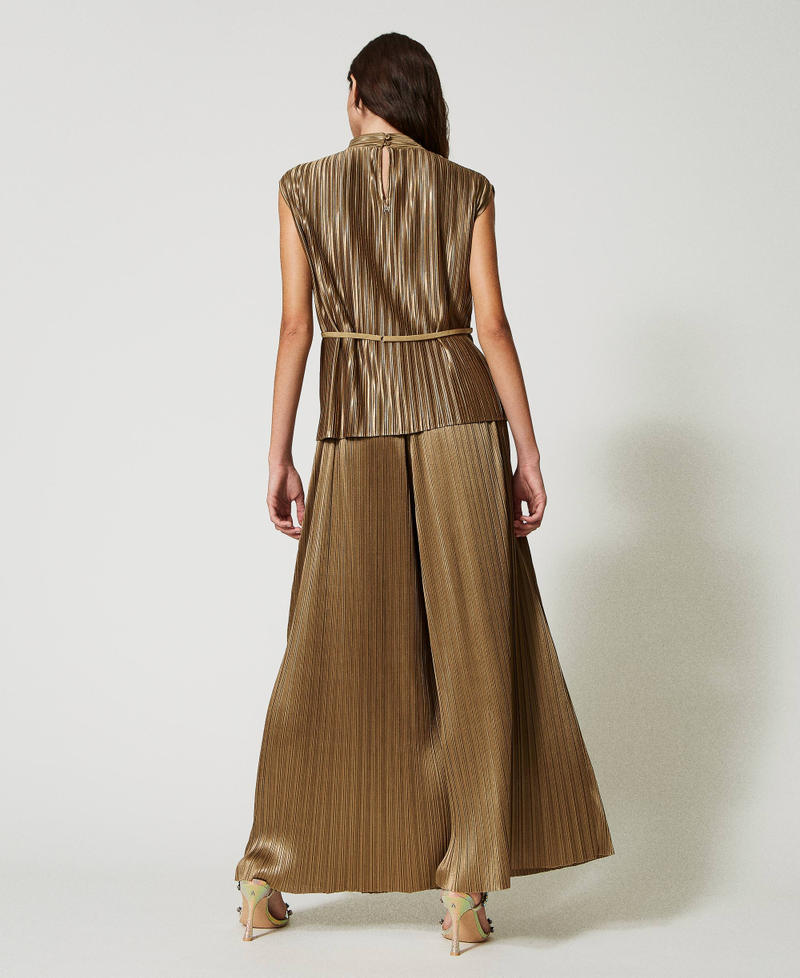 Laminated pleated trousers