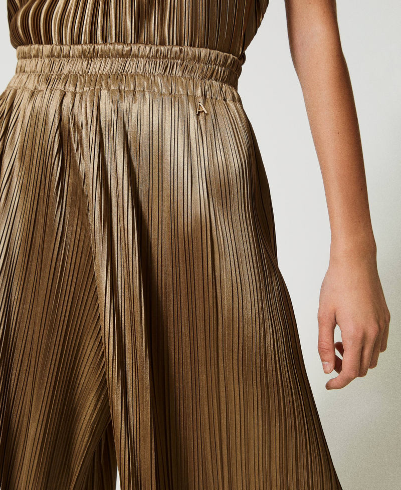 Laminated pleated trousers