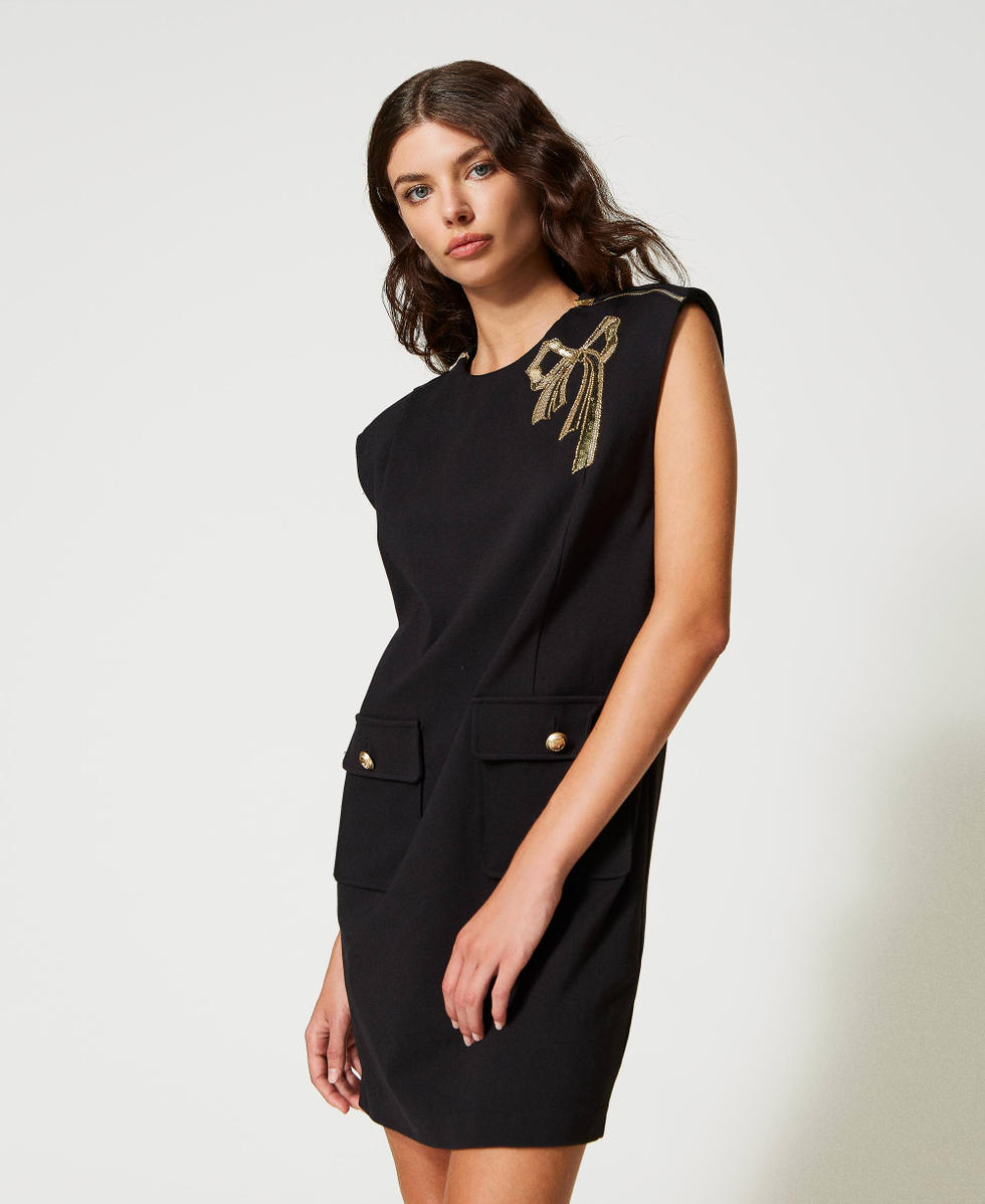 Short dress with bow embroidery