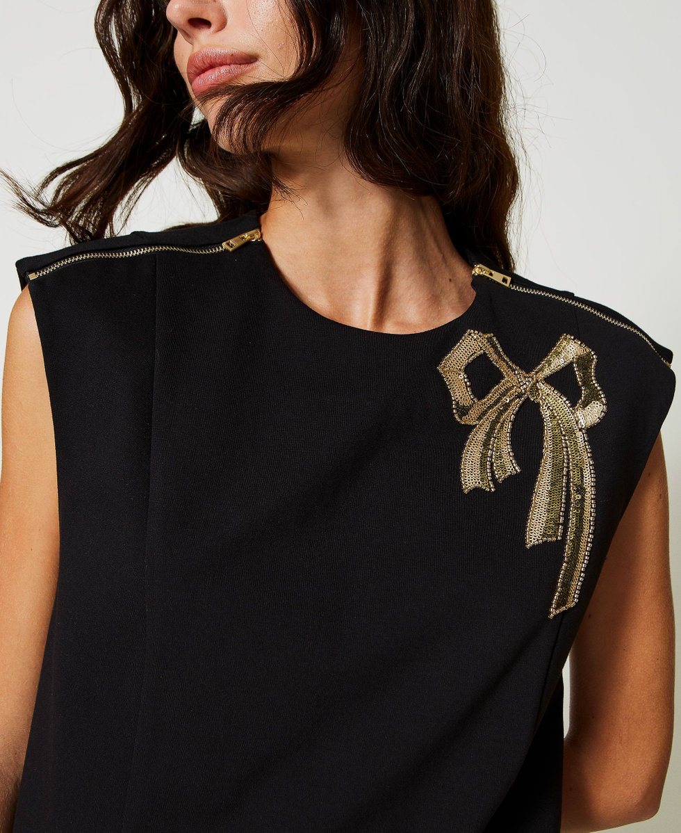 Short dress with bow embroidery