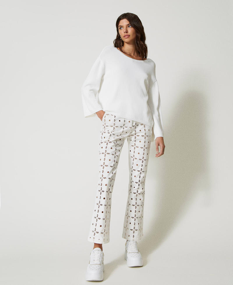 Pantalon évasé en gabardine brodée