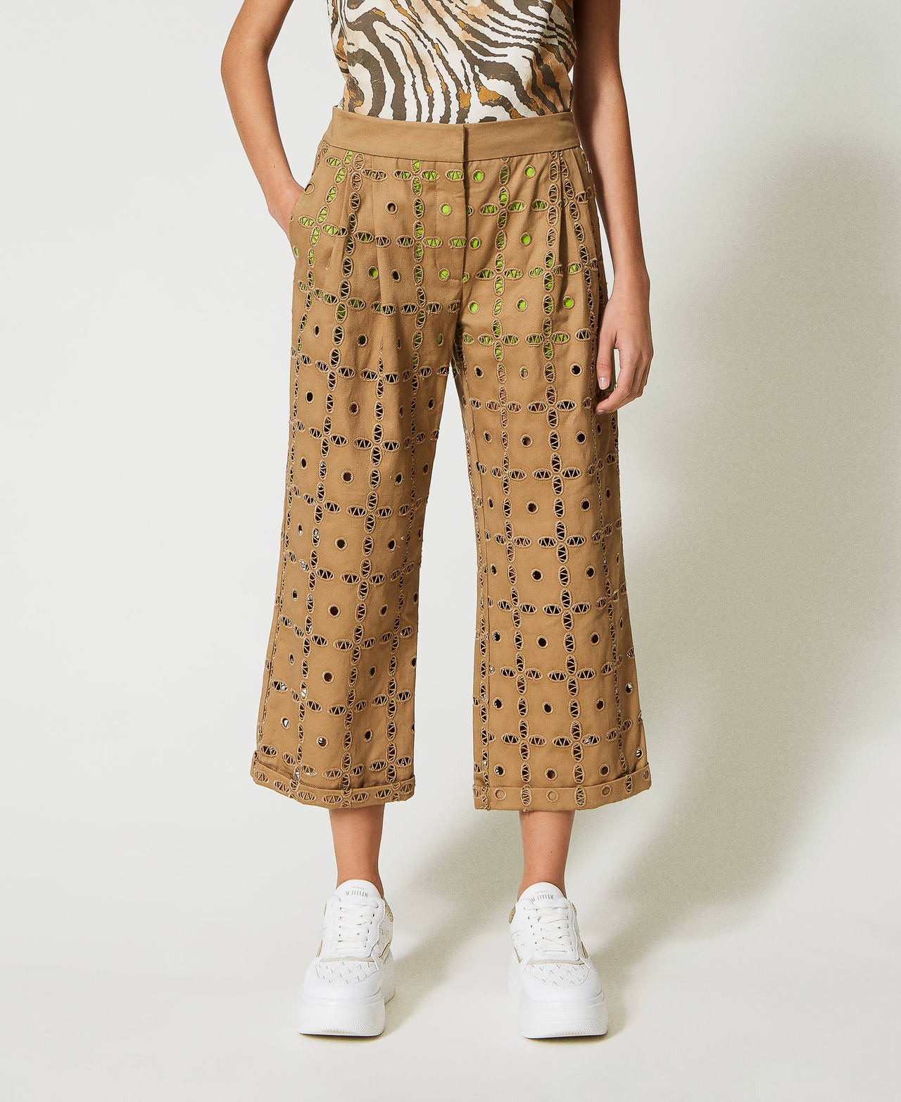 Pantalon cropped en gabardine brod&eacute;e