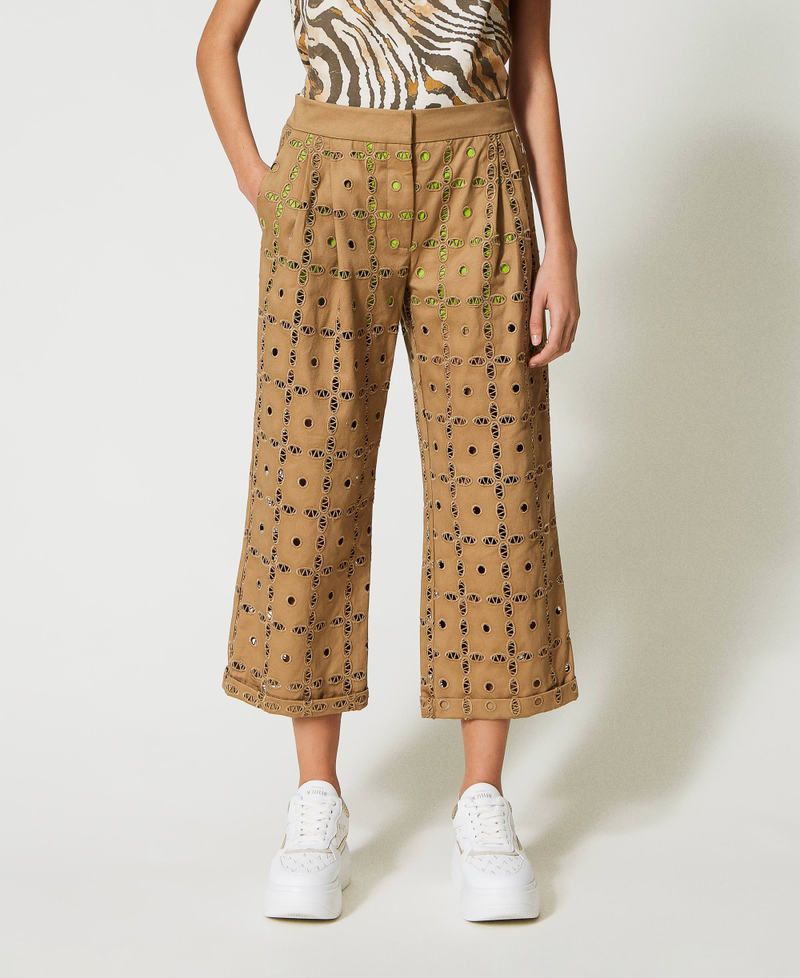 Pantalon cropped en gabardine brod&eacute;e