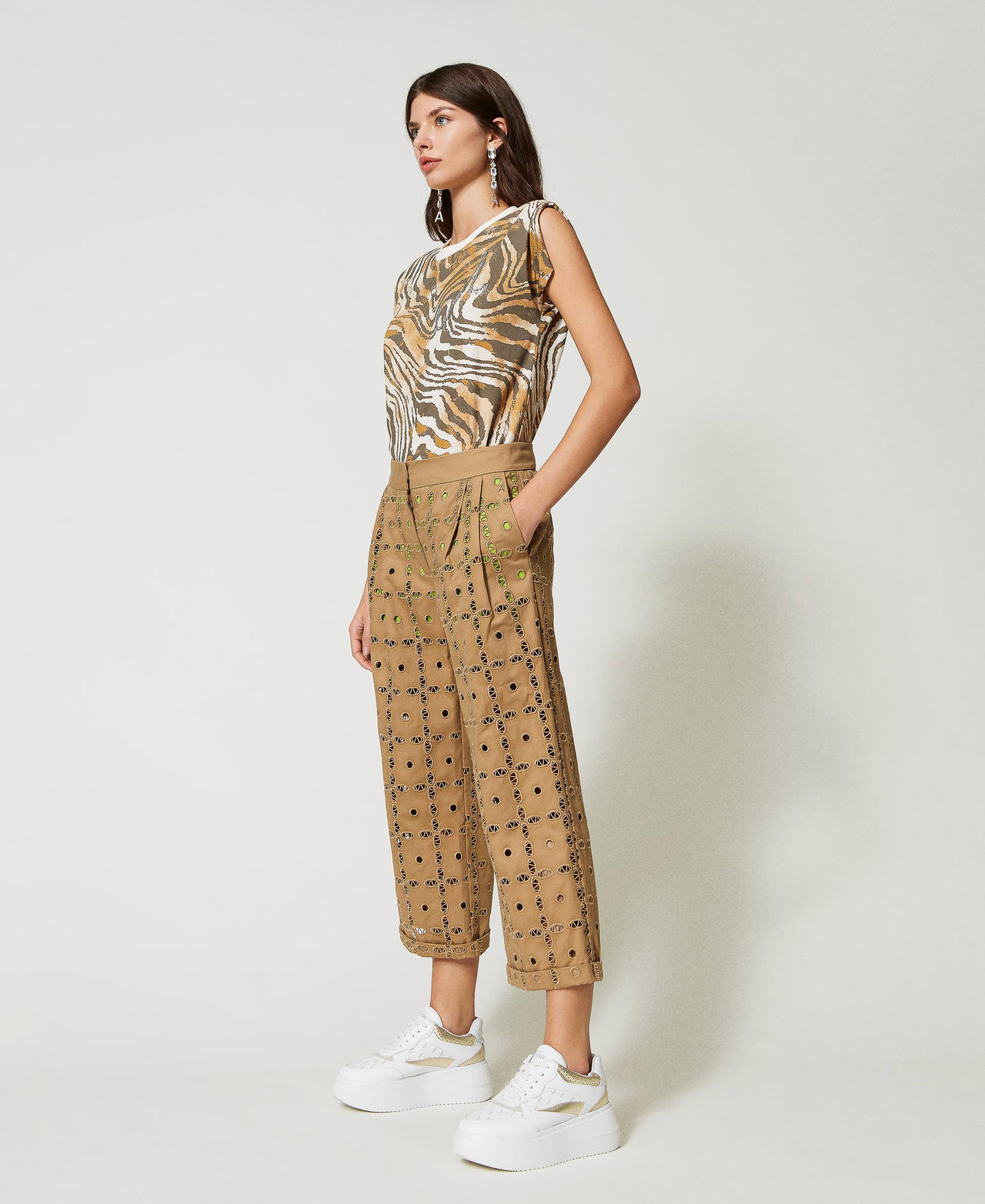 Pantalon cropped en gabardine brod&eacute;e