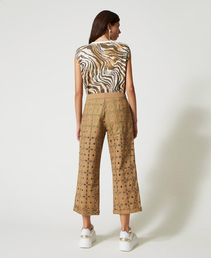 Pantalon cropped en gabardine brod&eacute;e