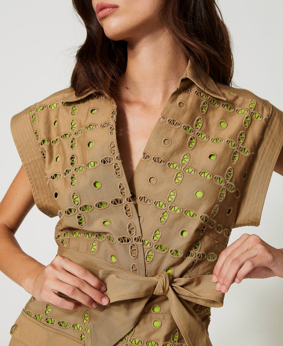 Kurzes Kleid aus bestickter Gabardine