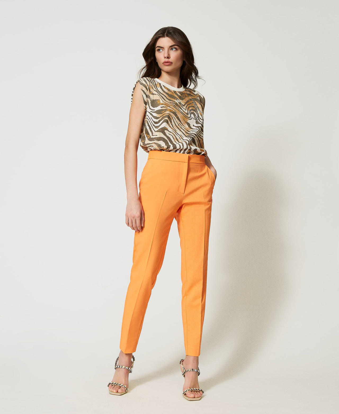 Zigarettenhose aus technischem Gewebe „Orange Tiger“ Frau 231AP2166_10326_02