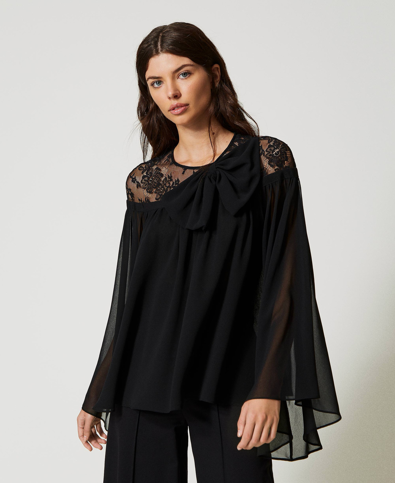 Sofisticata blusa donna in pizzo cavo con maniche lunghe stile