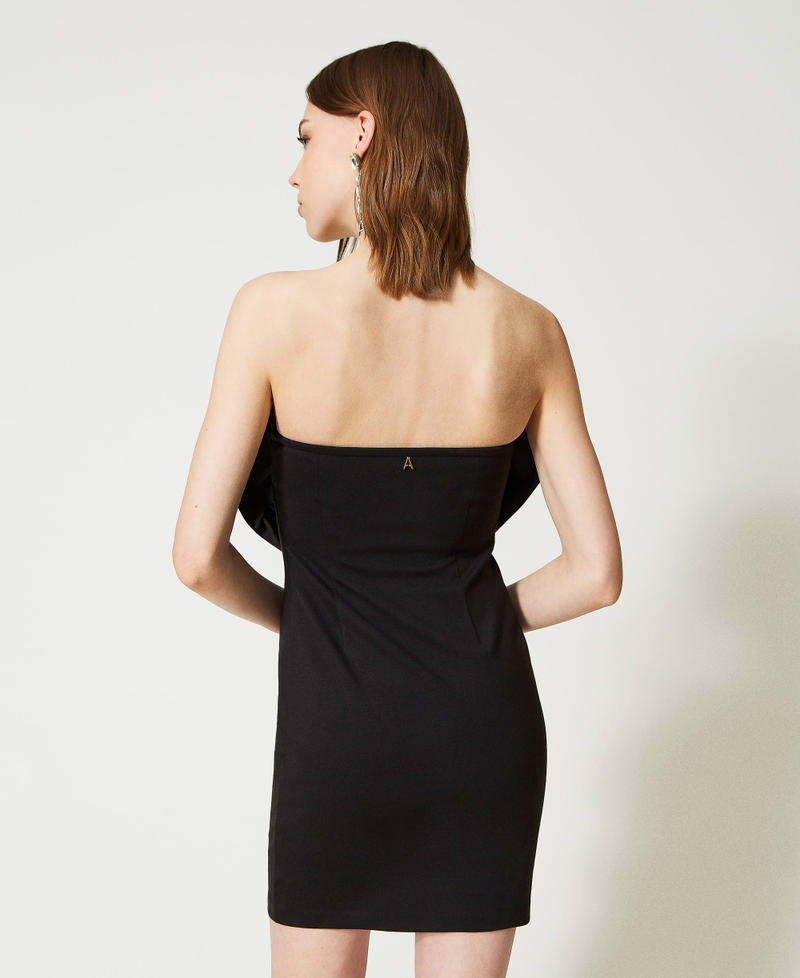 Figurbetontes Kleid mit Taftschleife