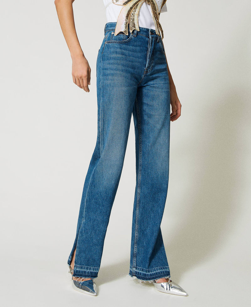 Jeans im Regular-Fit mit ausgefranstem Beinabschluss Mittleres "Denimblau" Frau 231AP2405-03