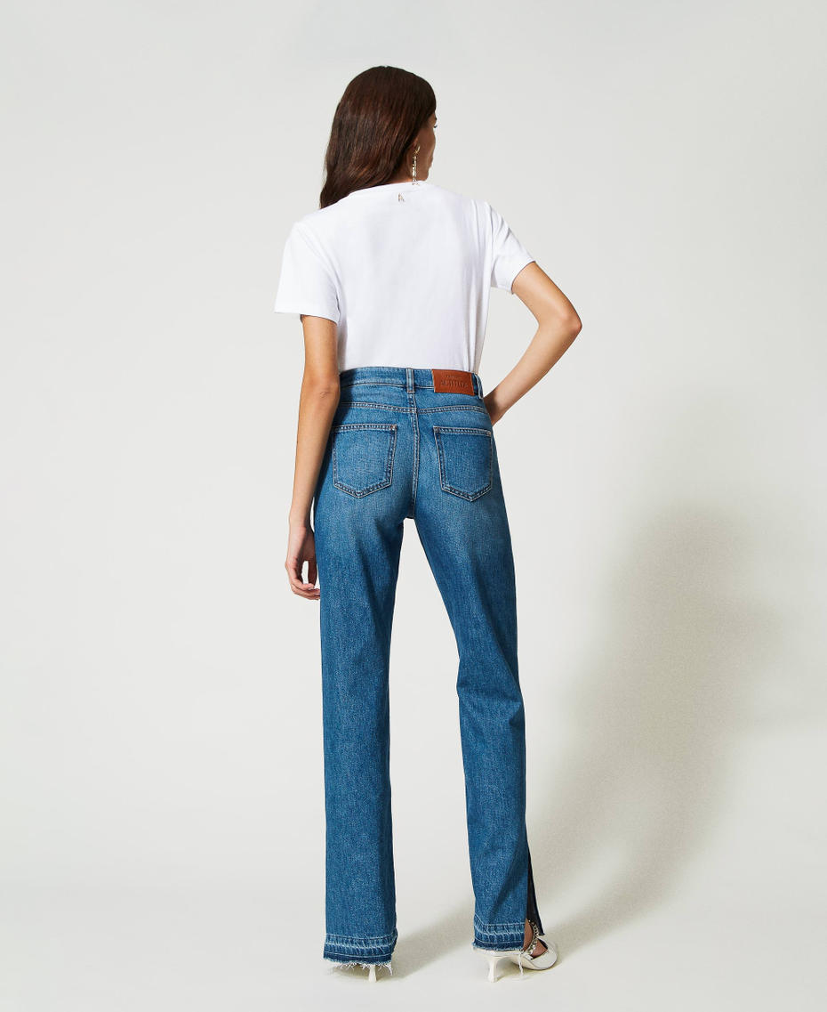 Jeans im Regular-Fit mit ausgefranstem Beinabschluss Mittleres "Denimblau" Frau 231AP2405-04