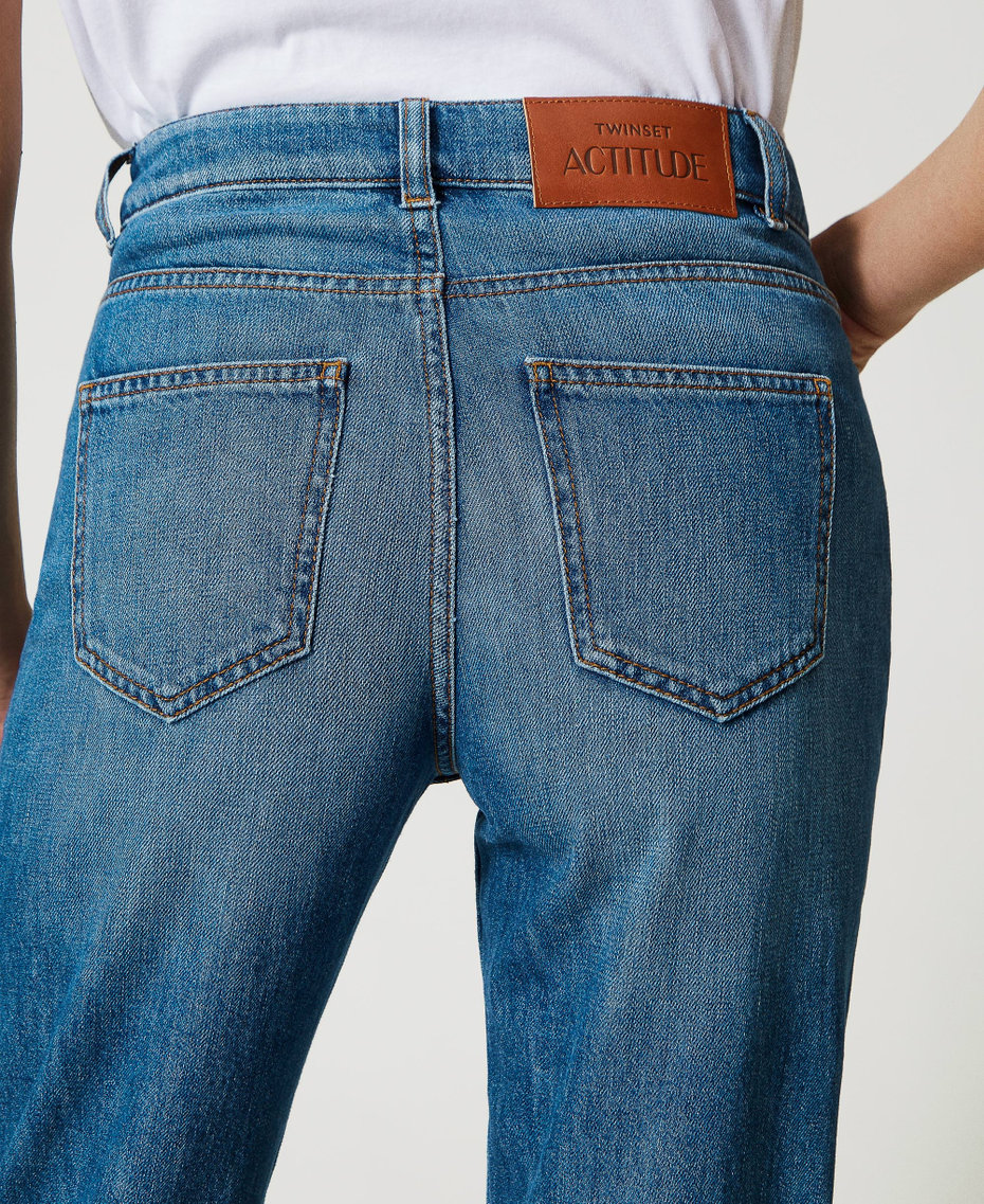 Jeans im Regular-Fit mit ausgefranstem Beinabschluss Mittleres "Denimblau" Frau 231AP2405-05