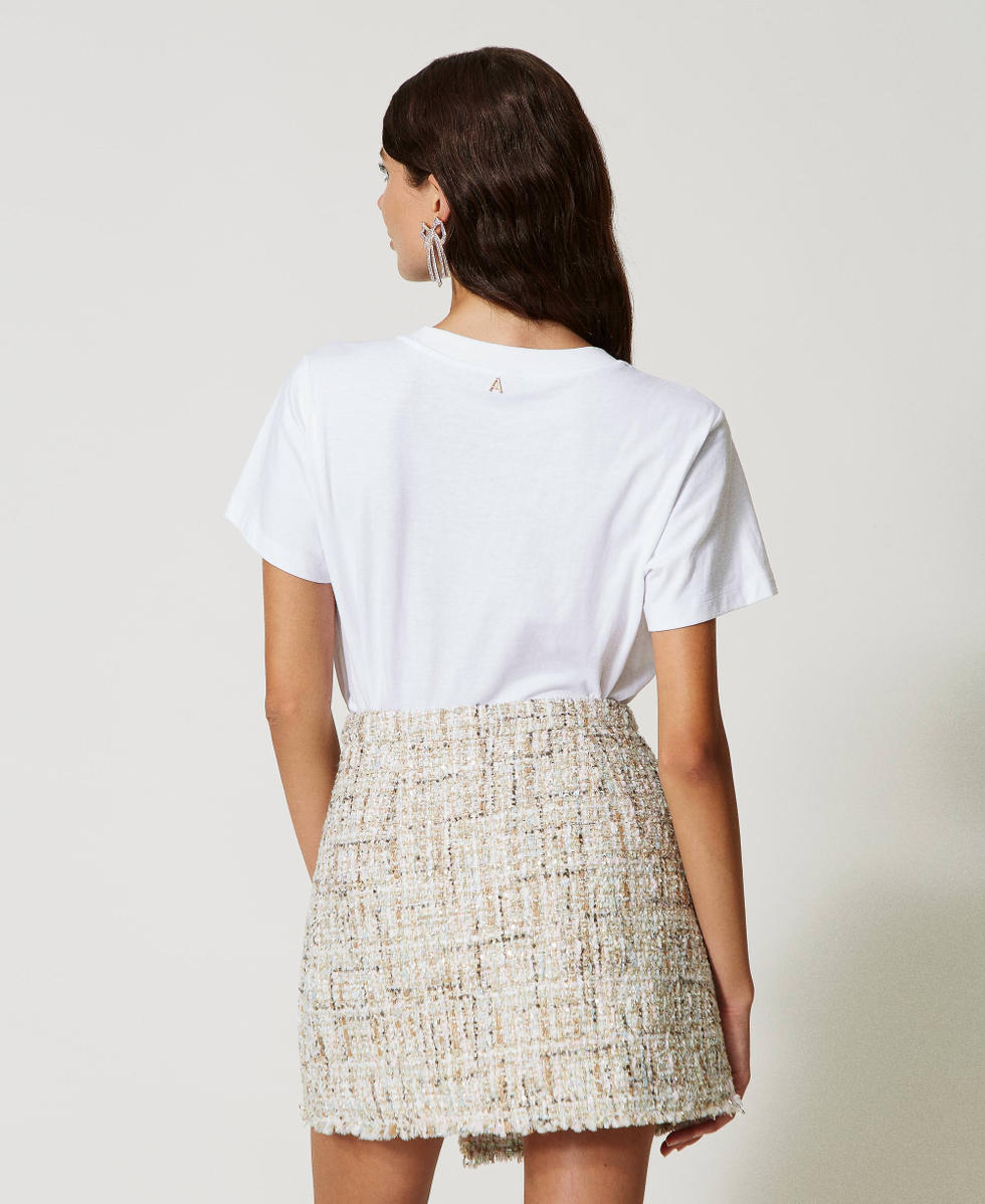 Mini-jupe en tissu boucl&eacute; avec sequins