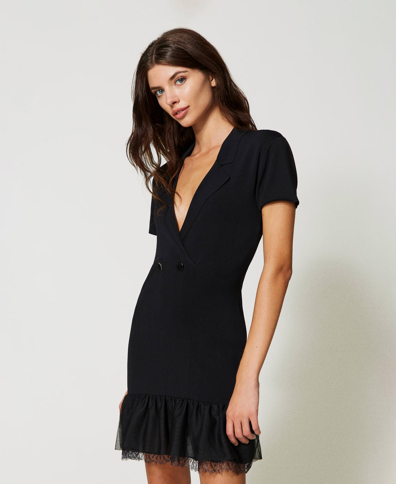 Abito fitted con balze in tulle e pizzo