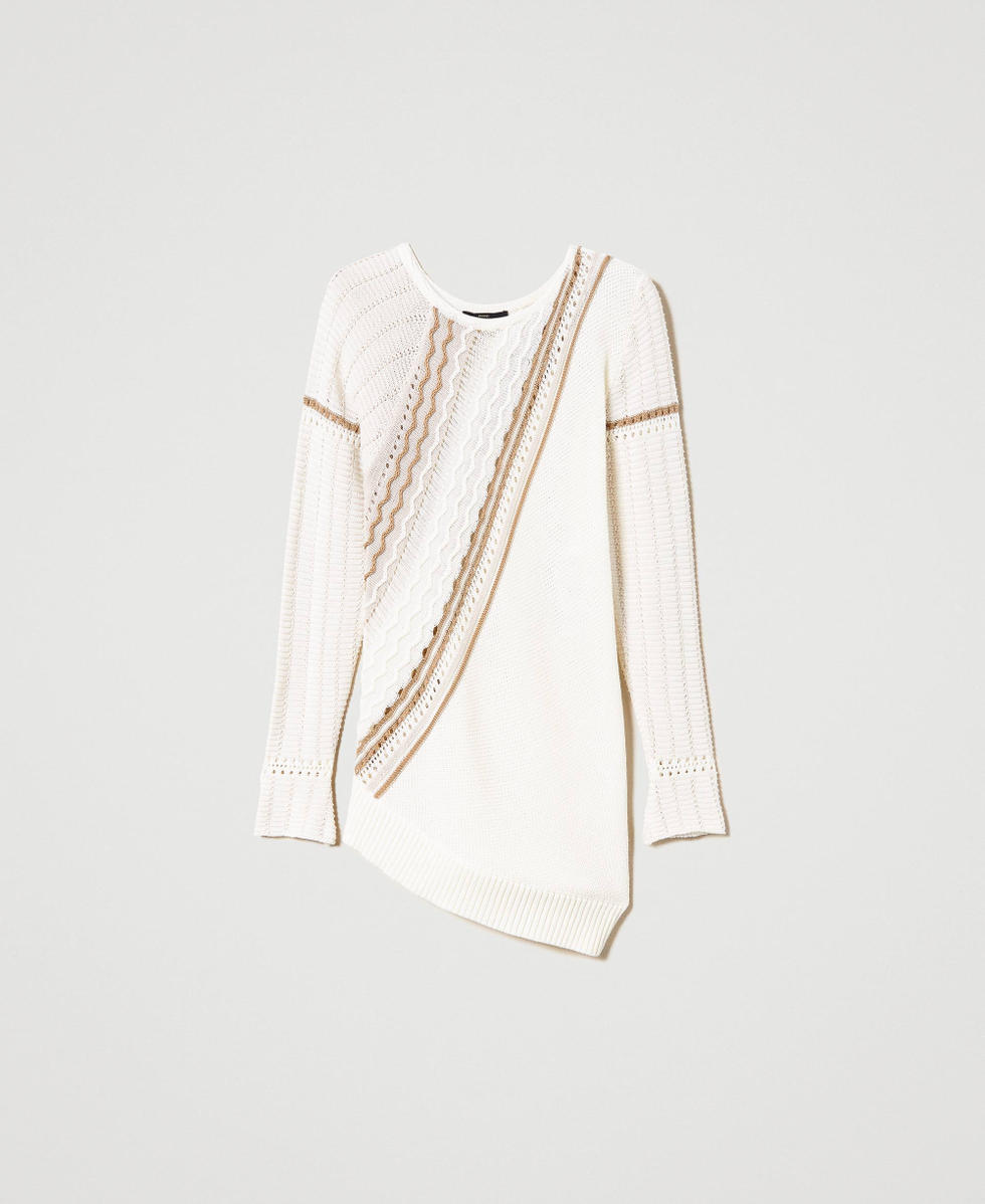 Asymmetrischer Pullover in Handarbeit