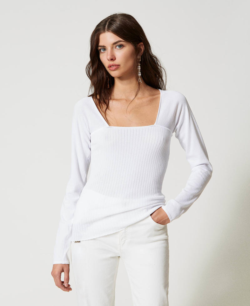 Fitted jumper with hole and bow