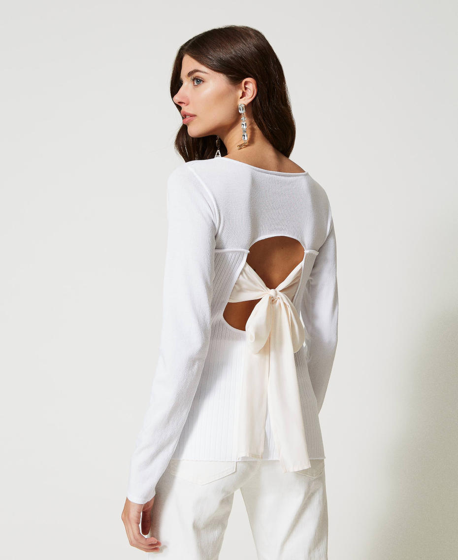 Fitted jumper with hole and bow