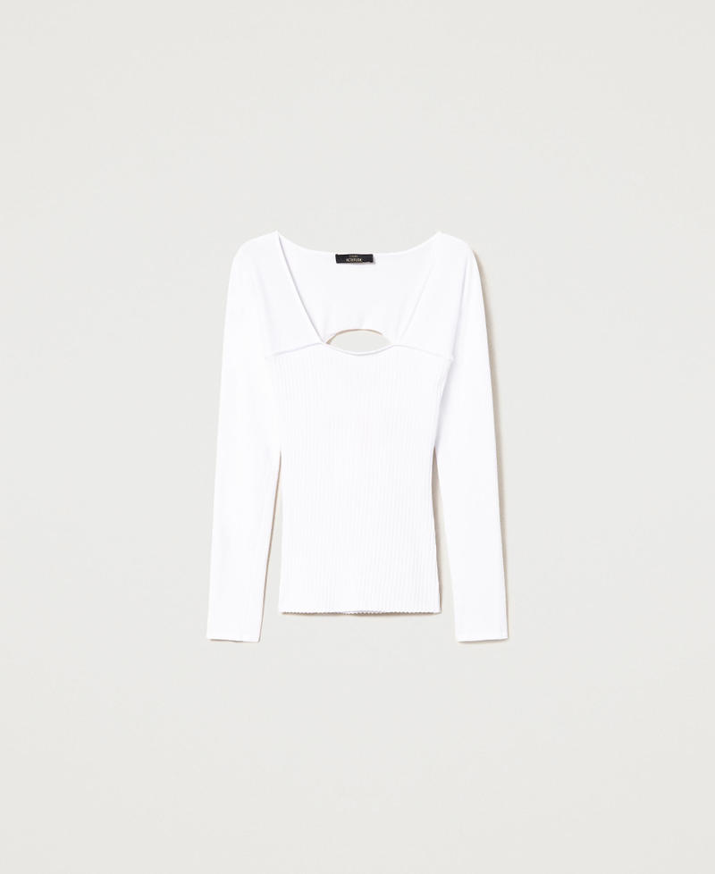 Fitted jumper with hole and bow