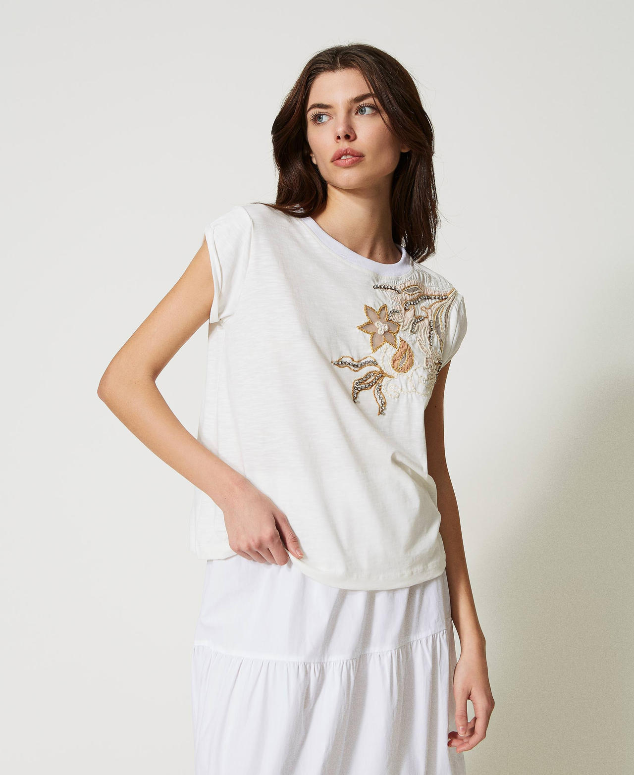 T-Shirt mit handgefertigter Blumenstickerei Bright White Frau 231AT2043-02