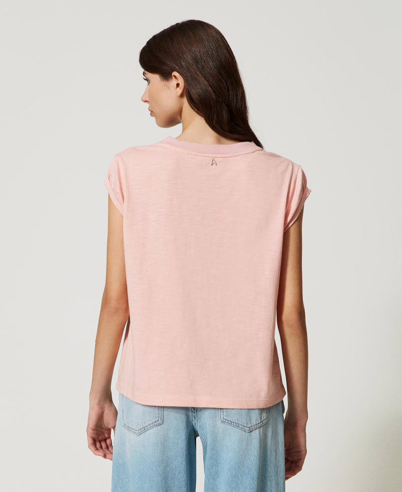 Camiseta con bordado hecho a mano