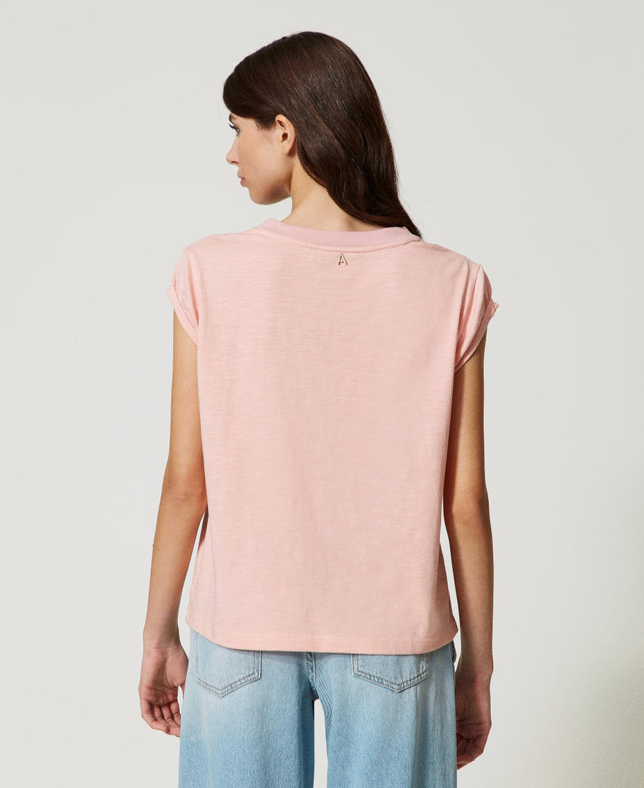 Camiseta con bordado hecho a mano