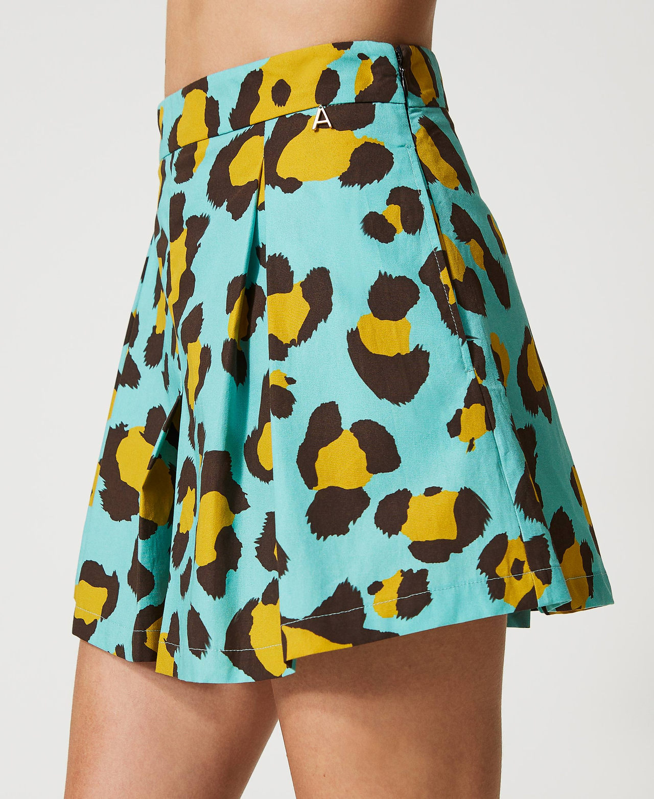 Poplin shorts with animal print