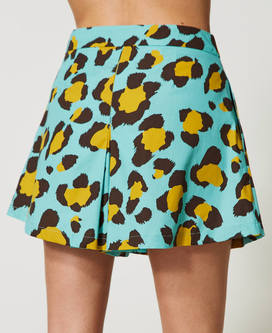Poplin shorts with animal print