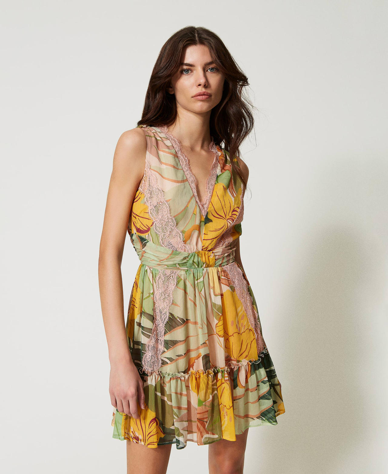 Kurzes Kleid aus bedrucktem Krepon Print Wild Jungle Frau 231AT2222-02