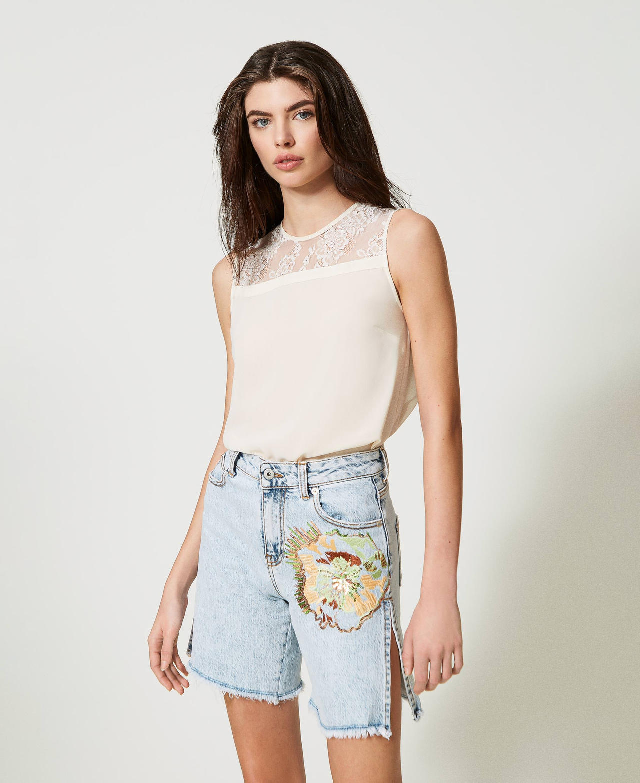 Short en denim avec broderie