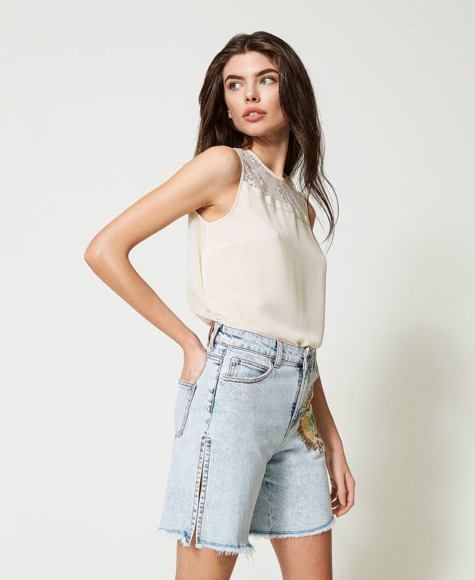Short en denim avec broderie
