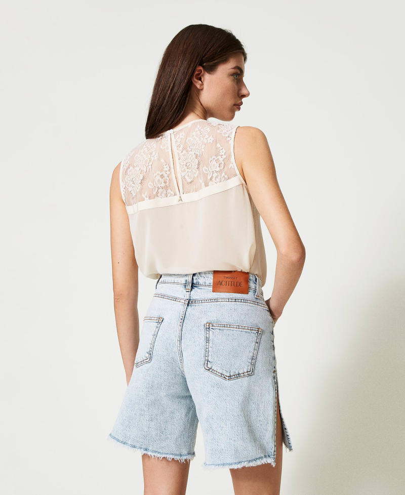 Short en denim avec broderie