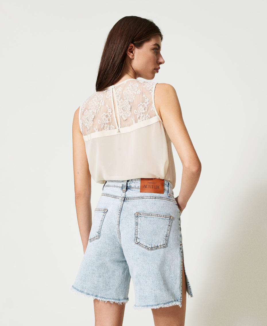 Short en denim avec broderie