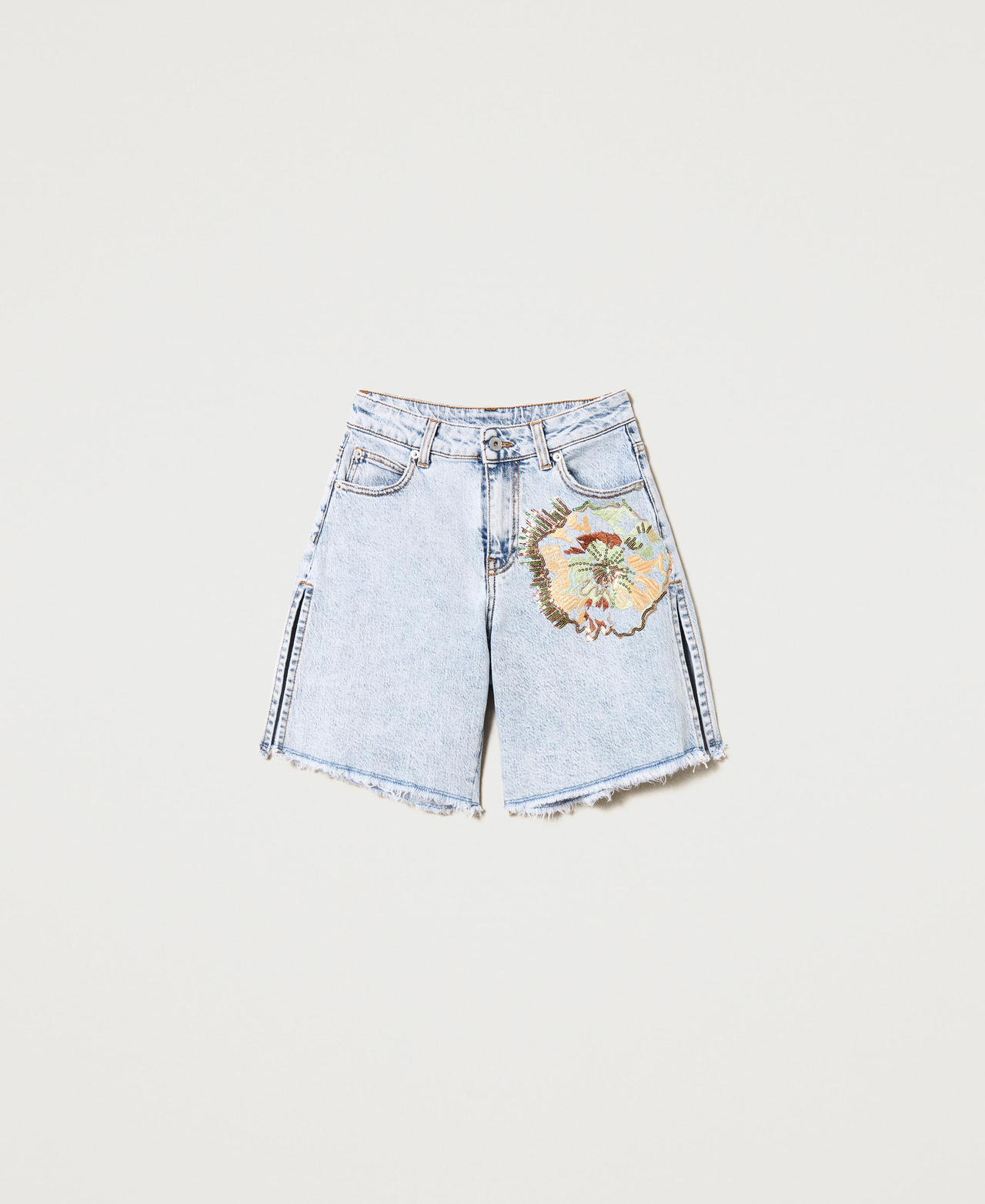Short en denim avec broderie