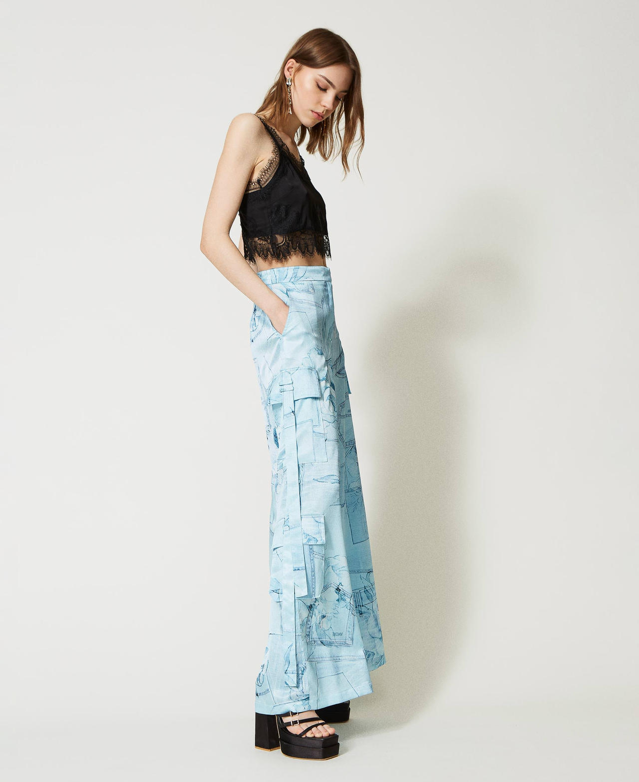 Pantalon cargo en satin imprimé