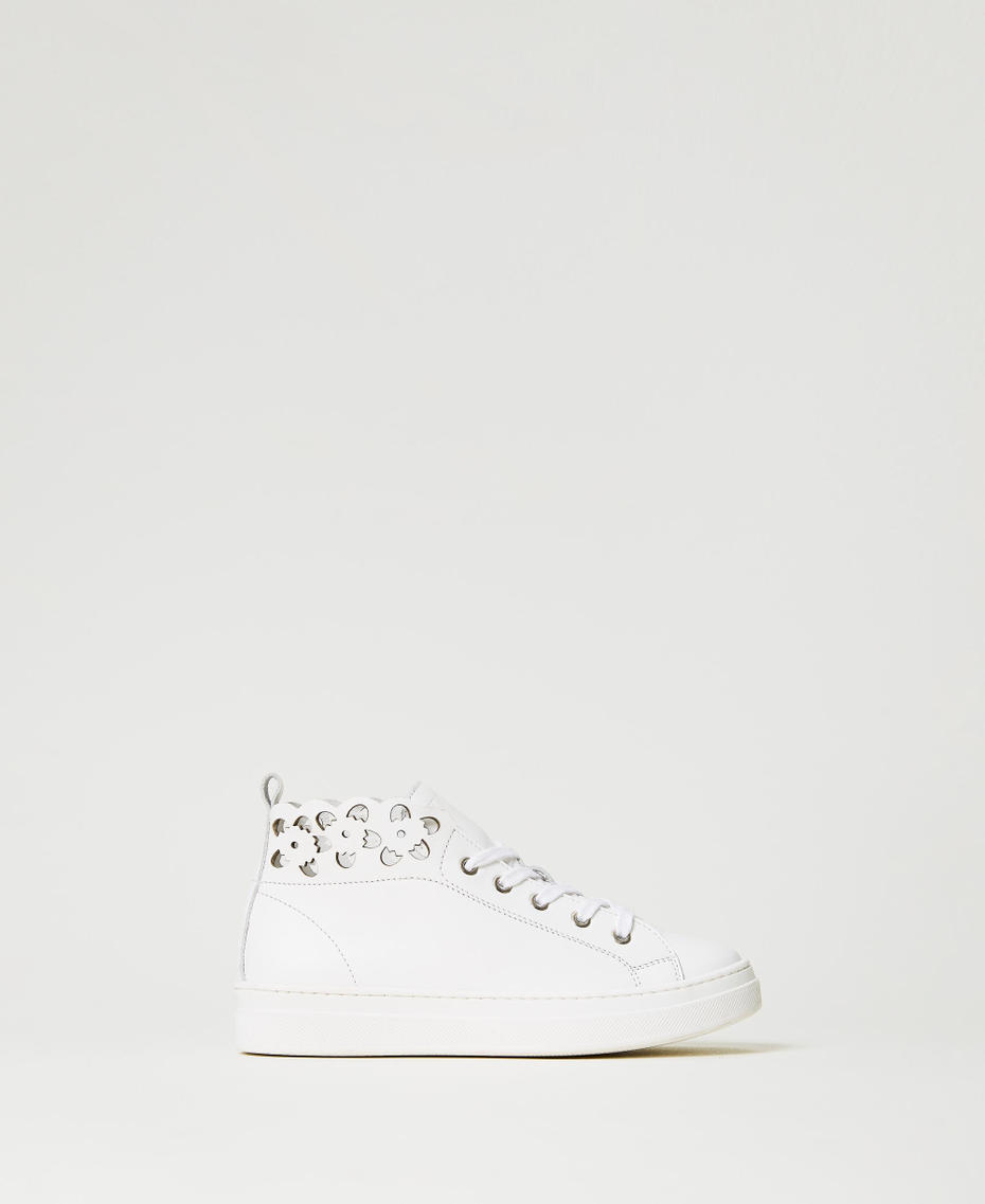 Openwork hart trainers