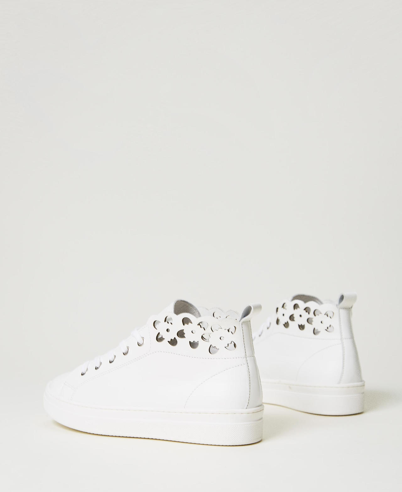 Openwork hart trainers