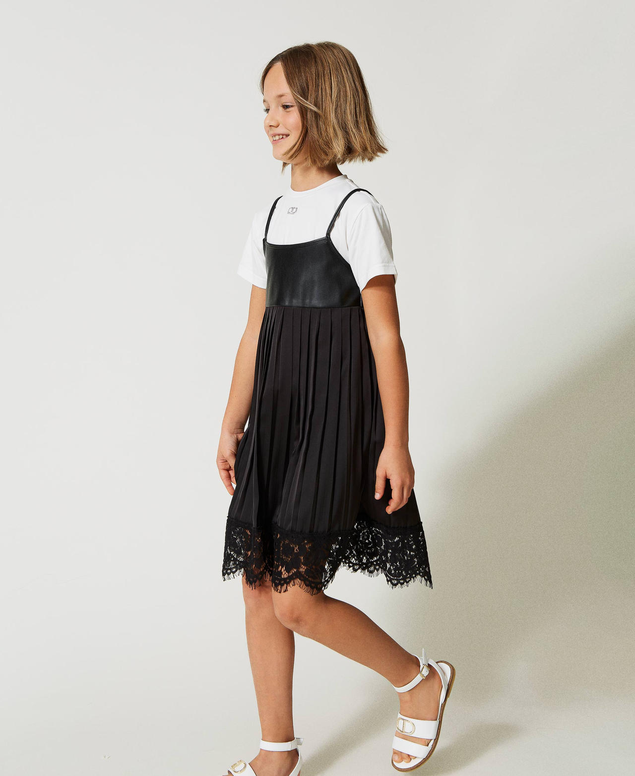 Pleated dress with lace and t-shirt