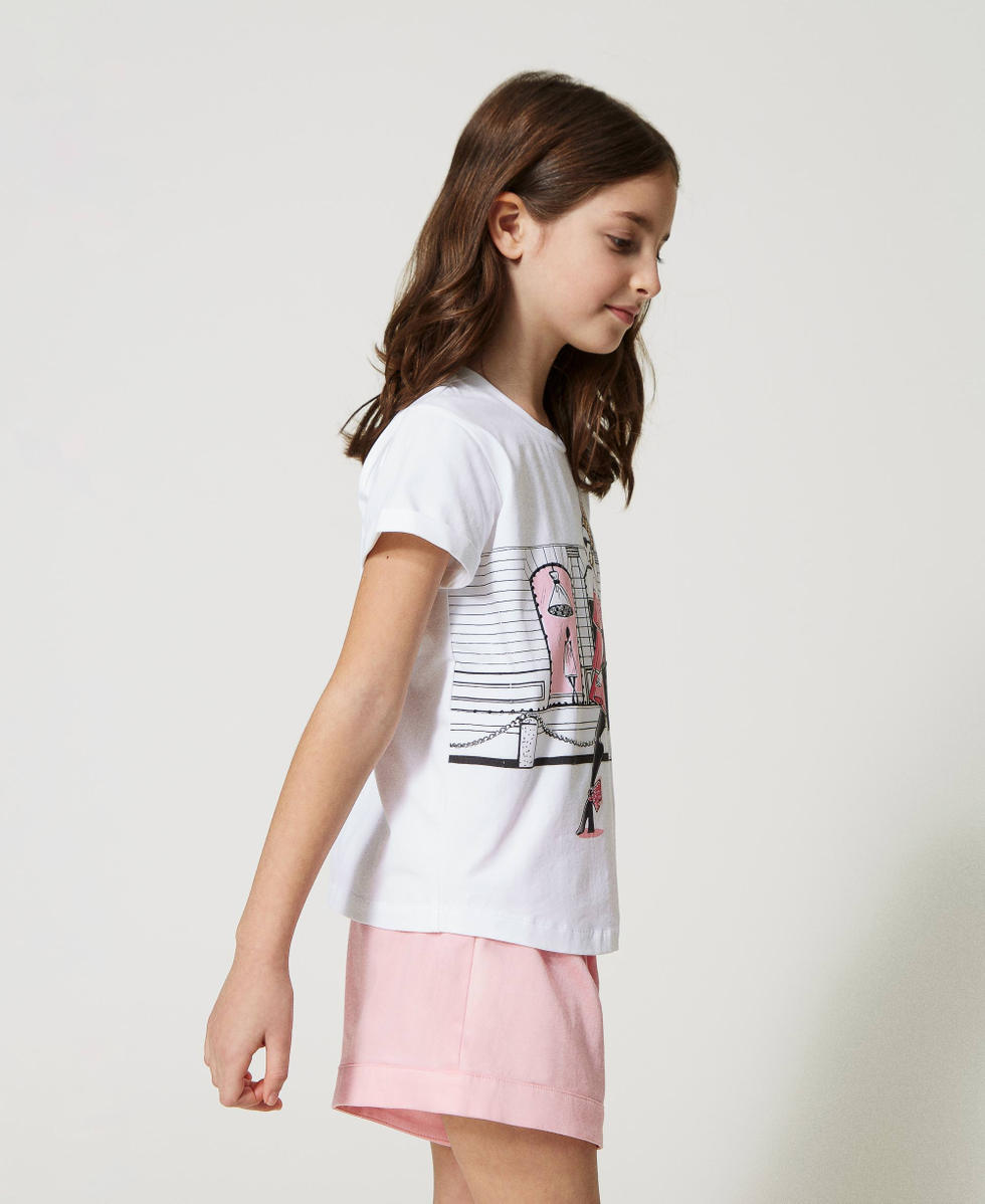 Camiseta con estampado y tachuelas multicolores