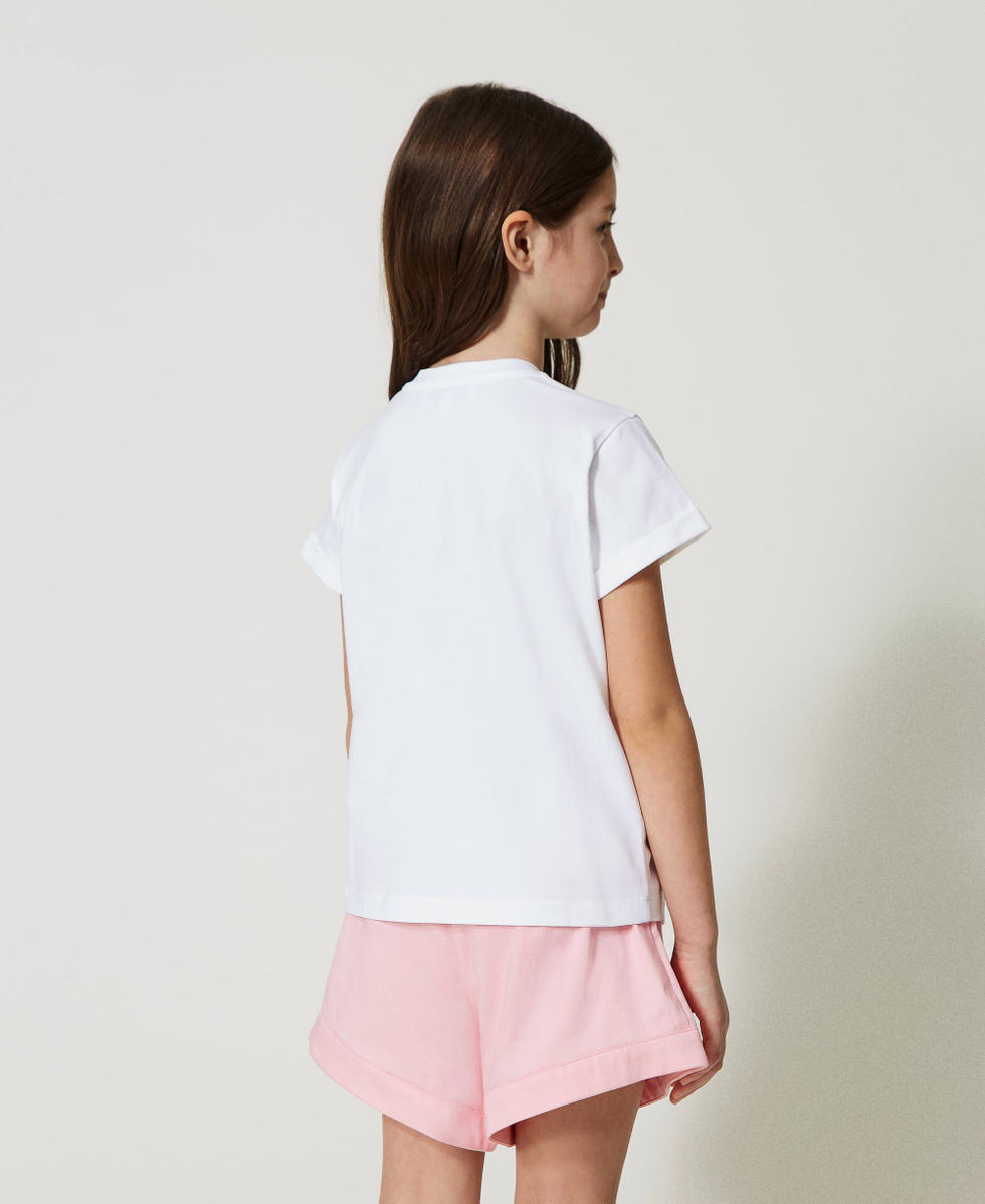 Camiseta con estampado y tachuelas multicolores