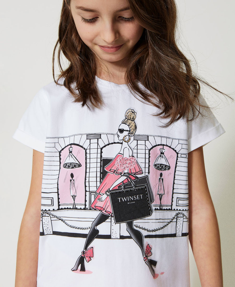 Camiseta con estampado y tachuelas multicolores