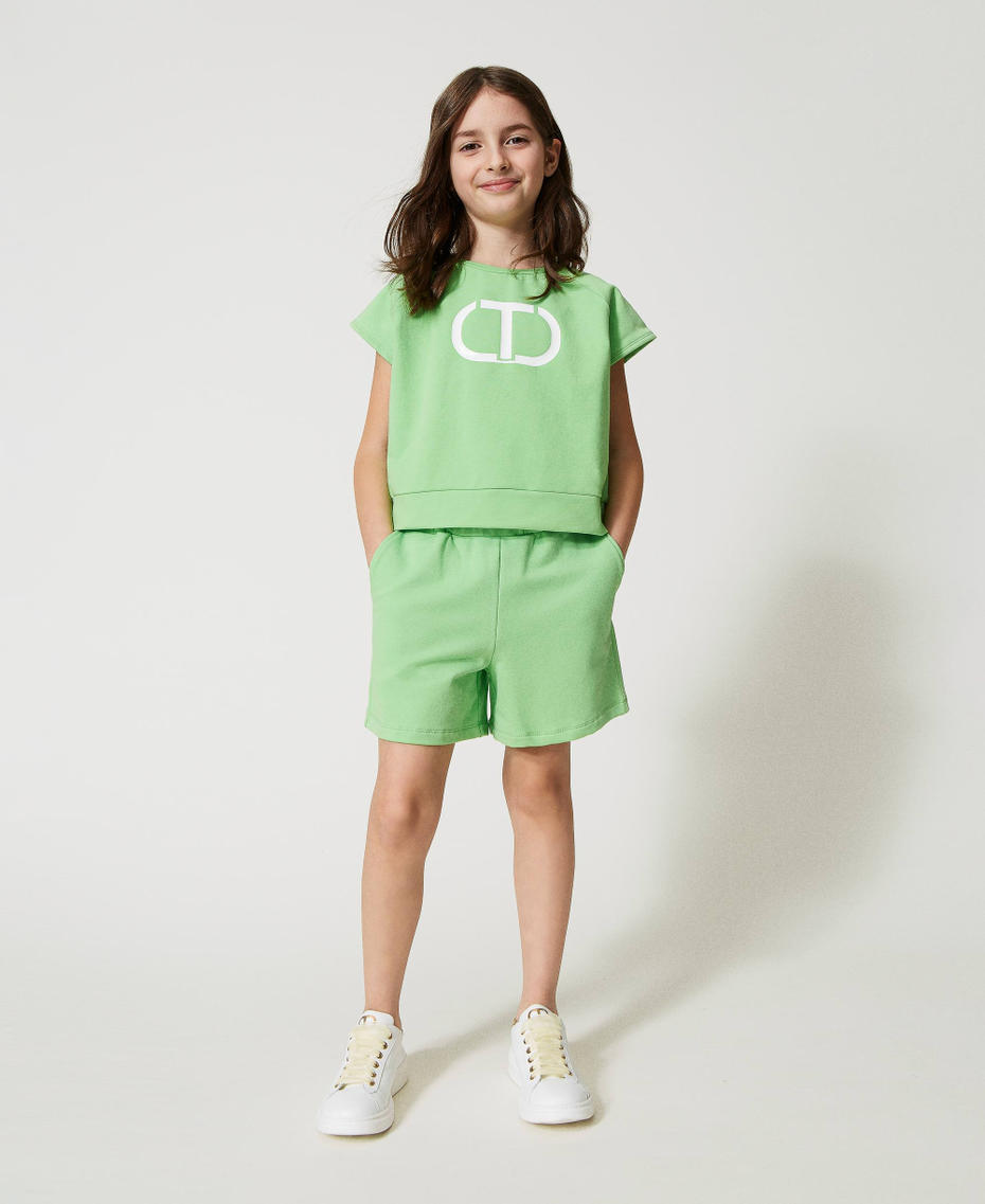 Logo-Top und Sweatshorts