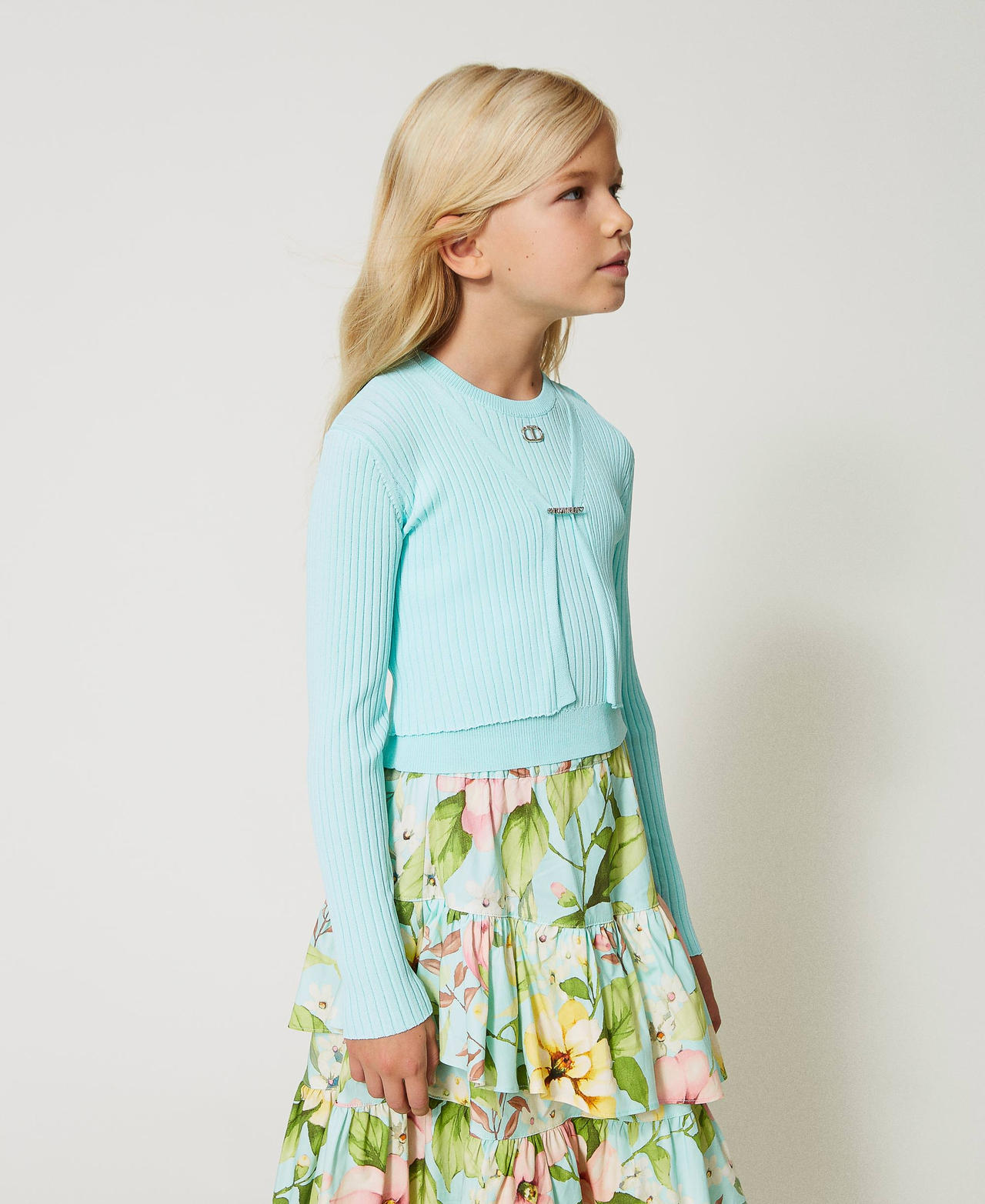 Fitted cardigan with logo brooch