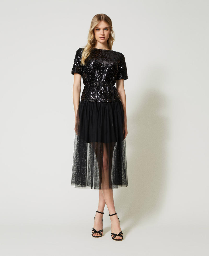 Robe mi-longue avec sequins all-over et tulle