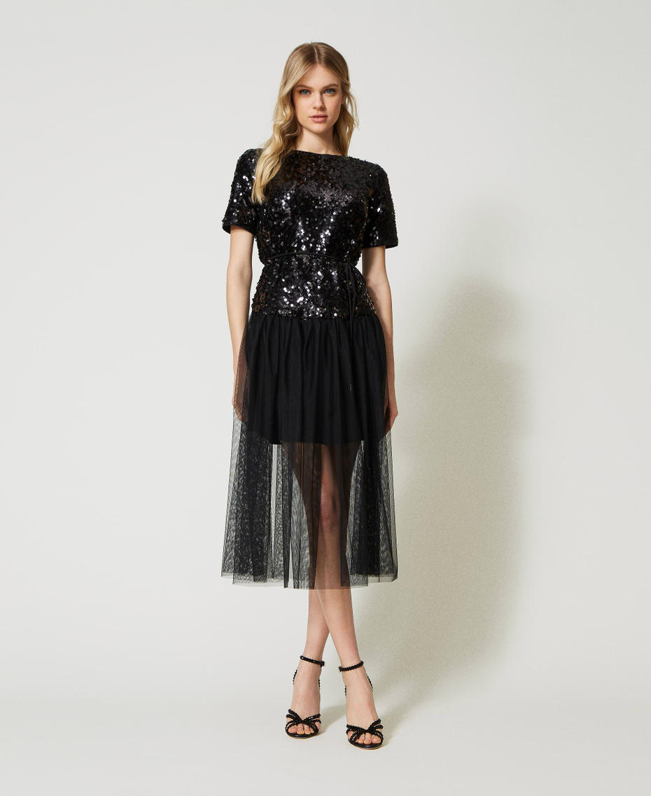 Robe mi-longue avec sequins all-over et tulle