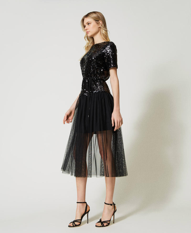 Robe mi-longue avec sequins all-over et tulle