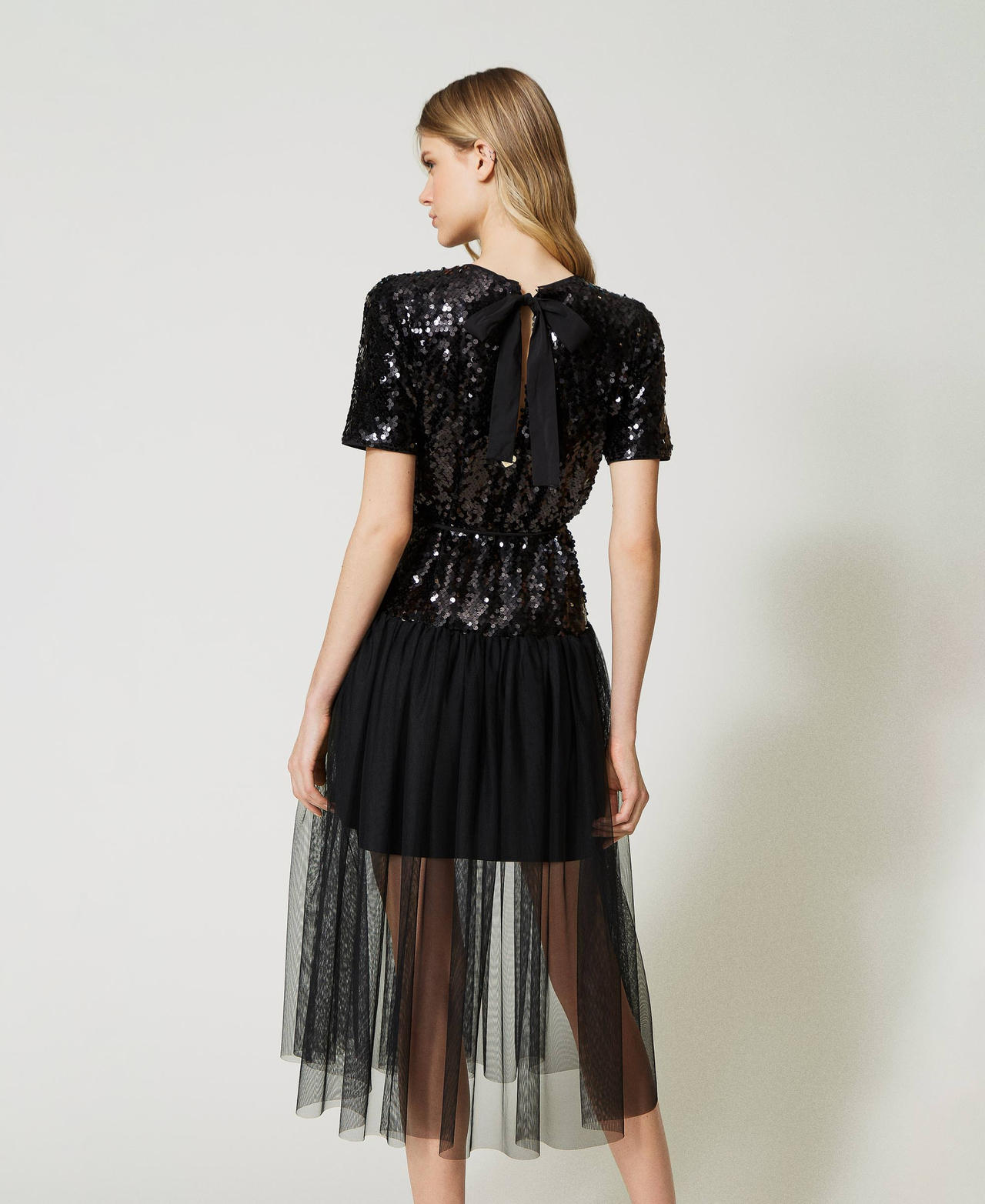 Robe mi-longue avec sequins all-over et tulle